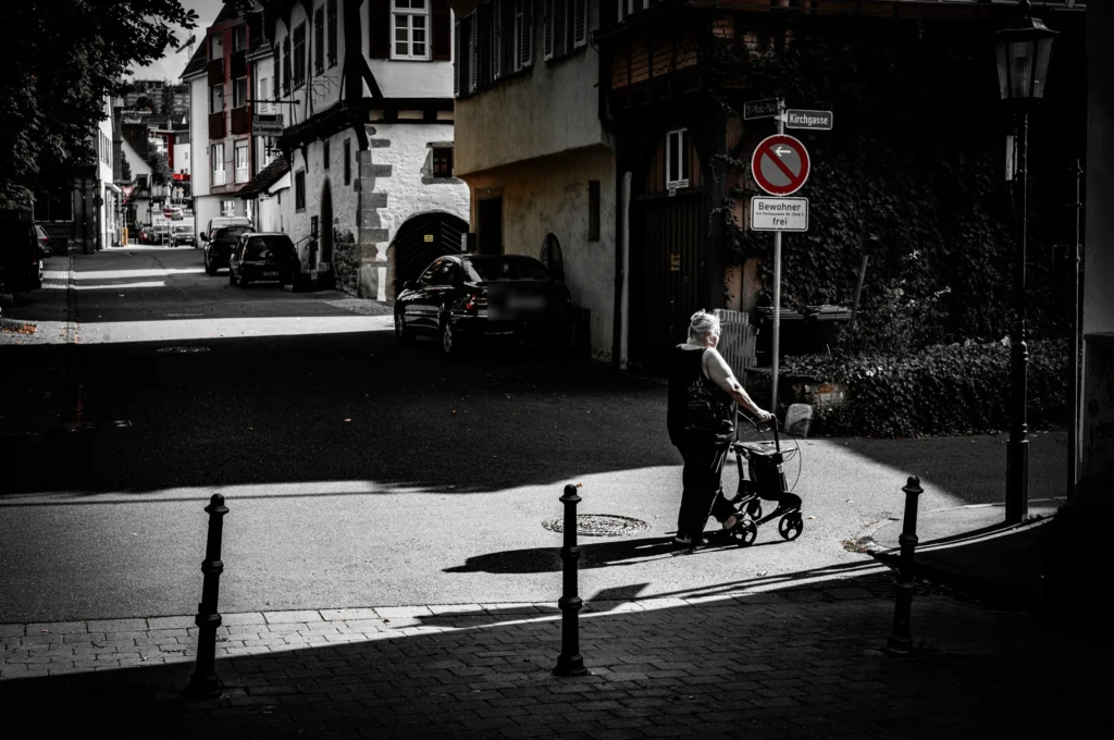 Frau mit Rollator im Schattenband