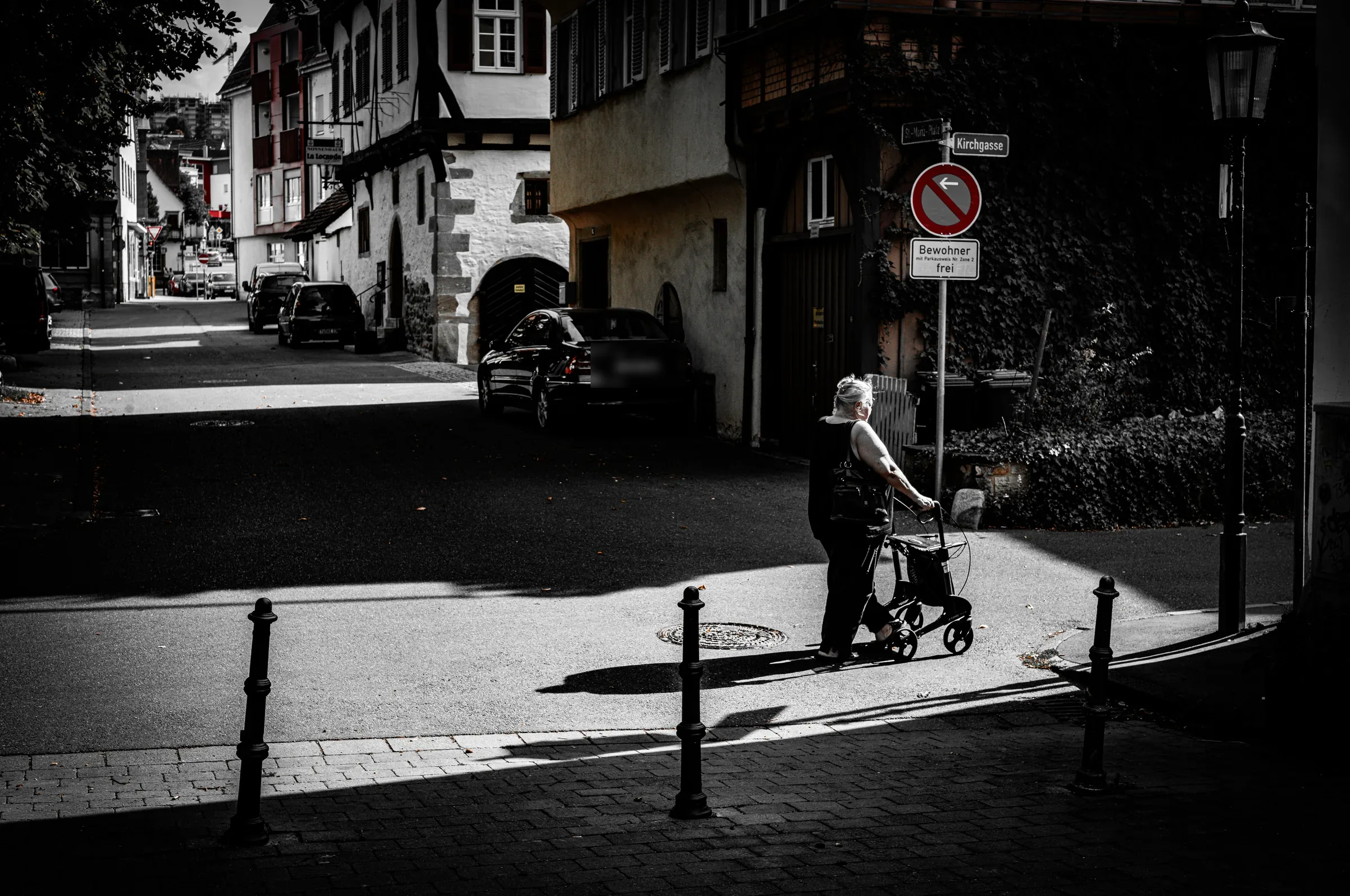 Frau mit Rollator im Schattenband