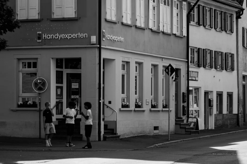 Ladenfront mit Passanten, Schwarzweiß